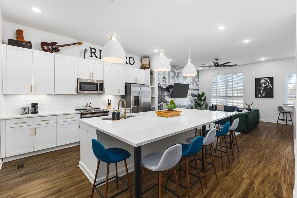 738 Douglas Avenue Nashville TN 37207