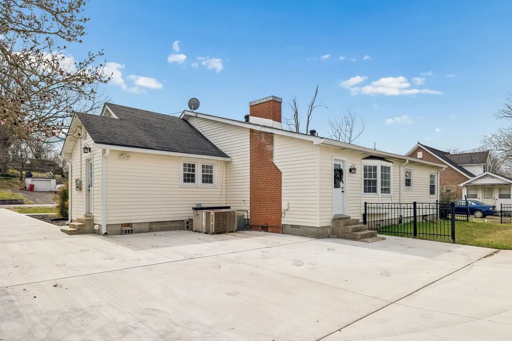 225 Jackson Avenue Carthage TN 37030