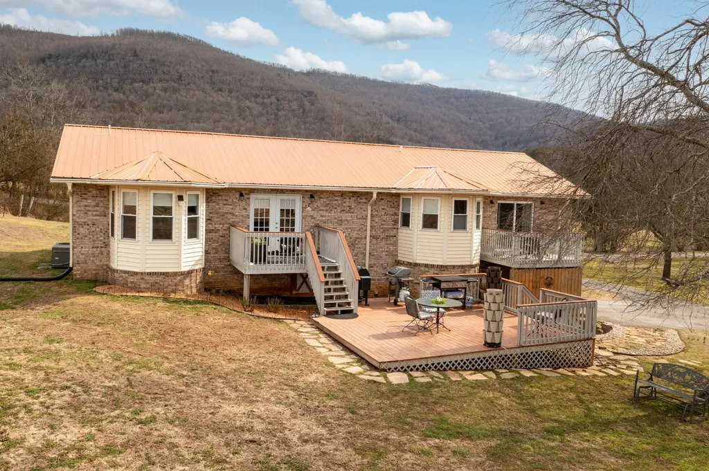 10115 Upper East Valley Road Pikeville TN 37367