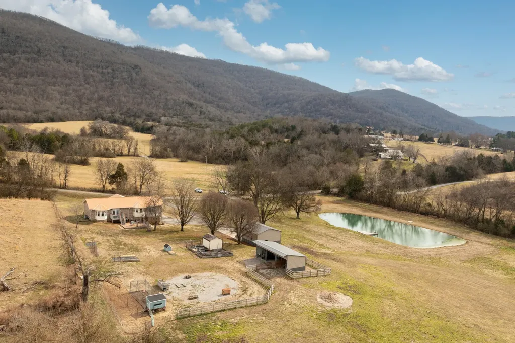10115 Upper East Valley Road Pikeville TN 37367