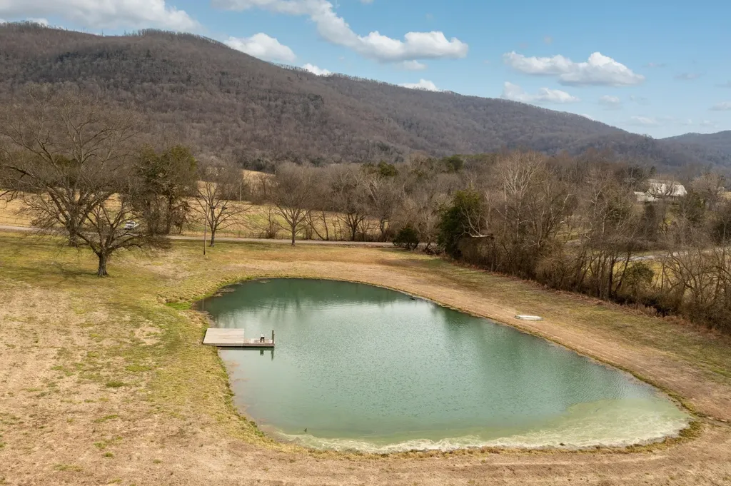 10115 Upper East Valley Road Pikeville TN 37367