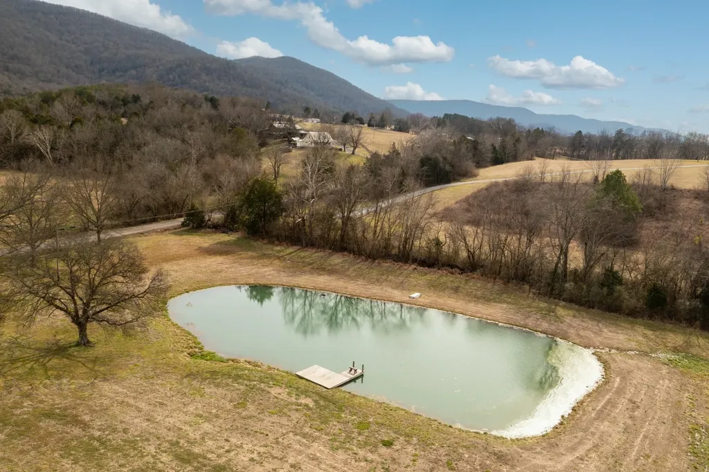 10115 Upper East Valley Road Pikeville TN 37367