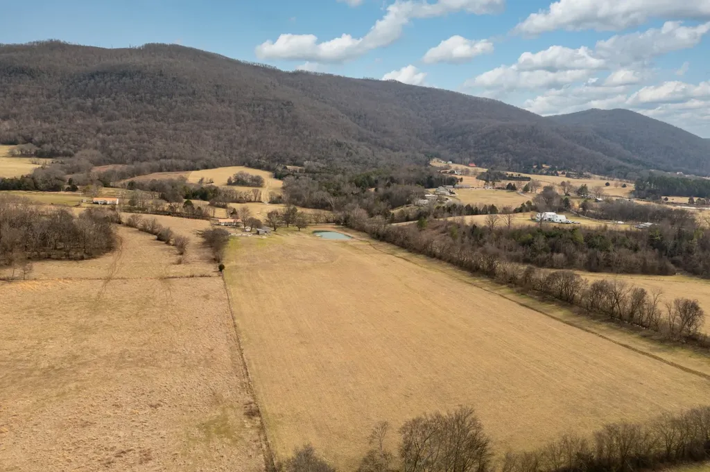 10115 Upper East Valley Road Pikeville TN 37367
