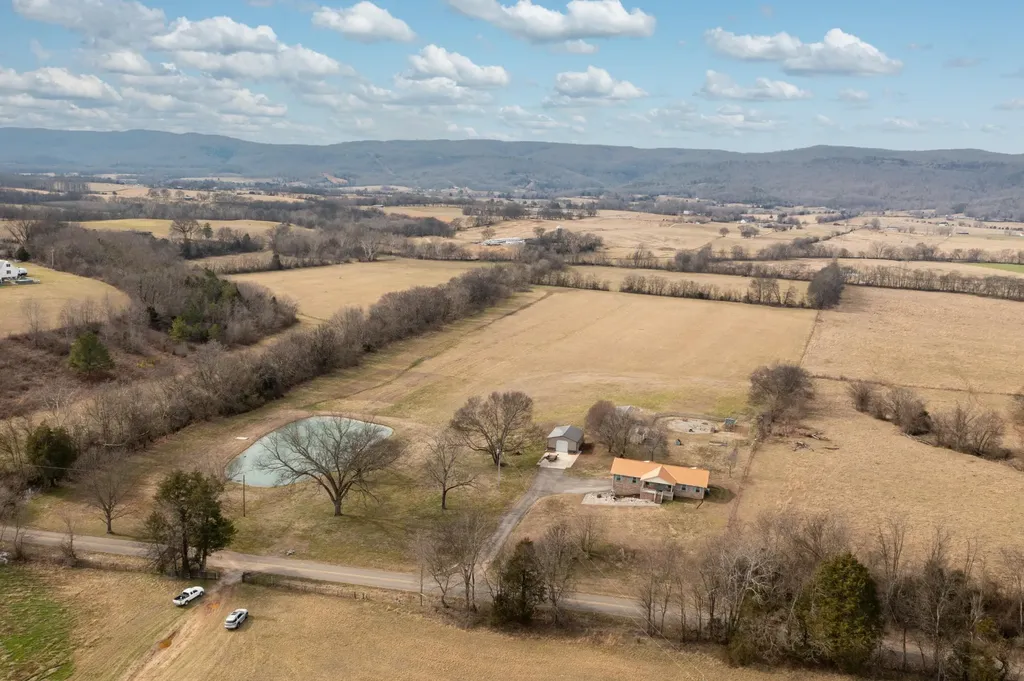 10115 Upper East Valley Road Pikeville TN 37367