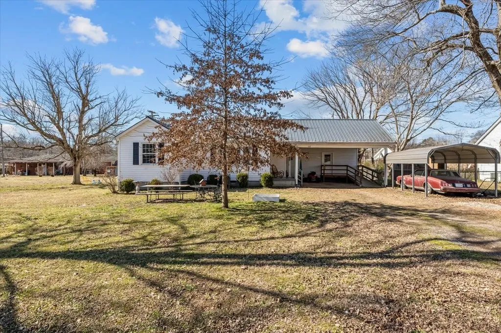 102 Sutton Avenue Waverly TN 37185