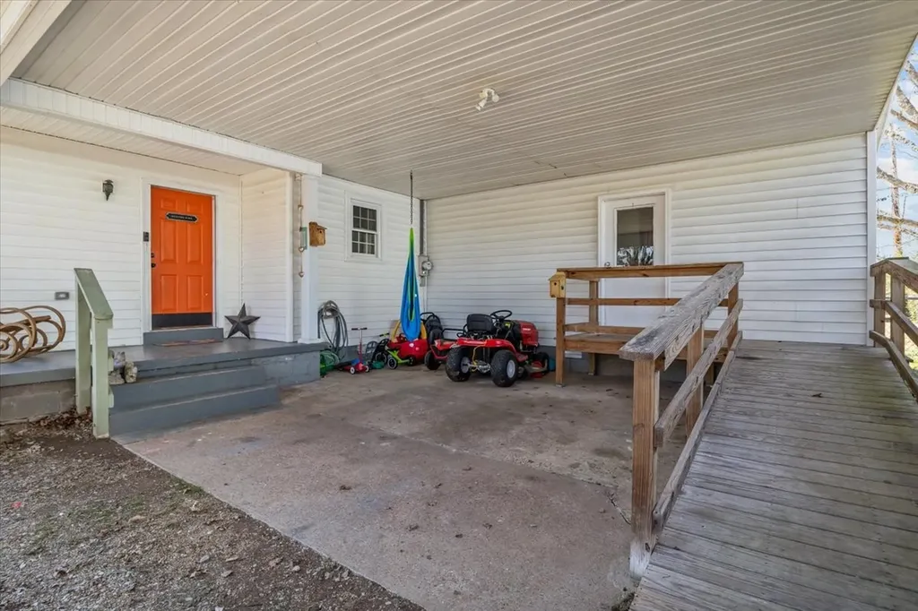 102 Sutton Avenue Waverly TN 37185