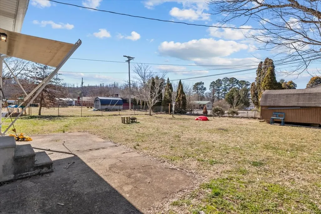 102 Sutton Avenue Waverly TN 37185