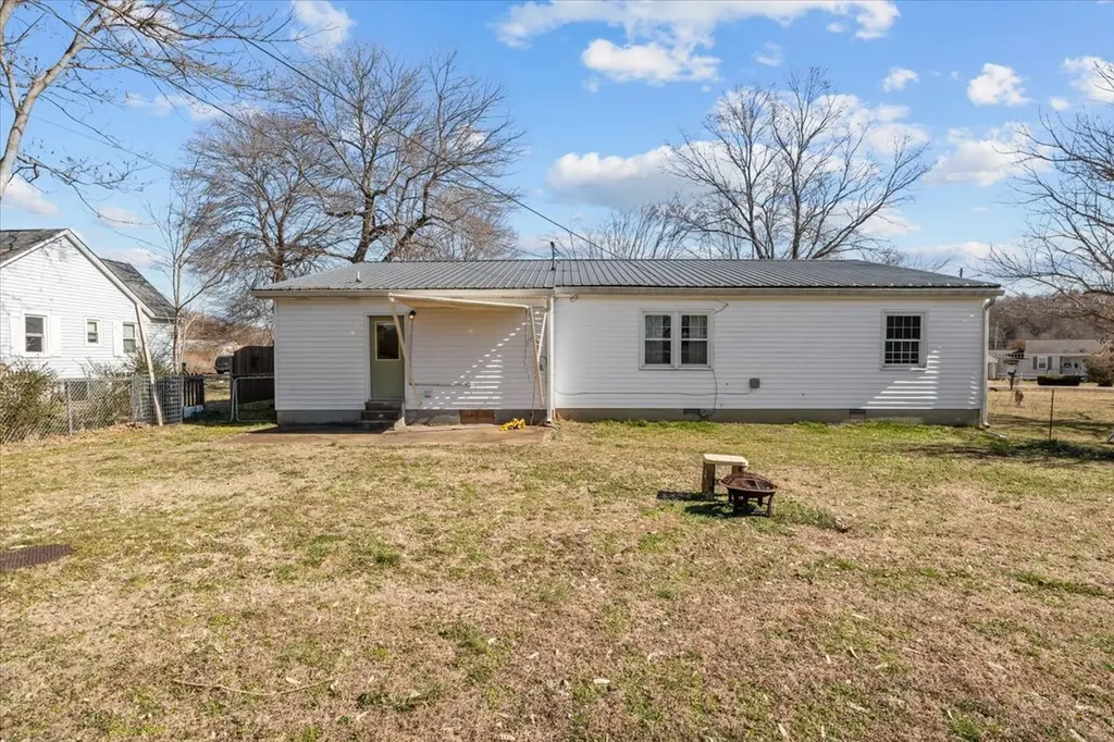 102 Sutton Avenue Waverly TN 37185
