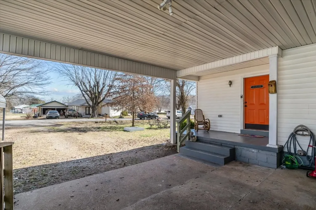 102 Sutton Avenue Waverly TN 37185