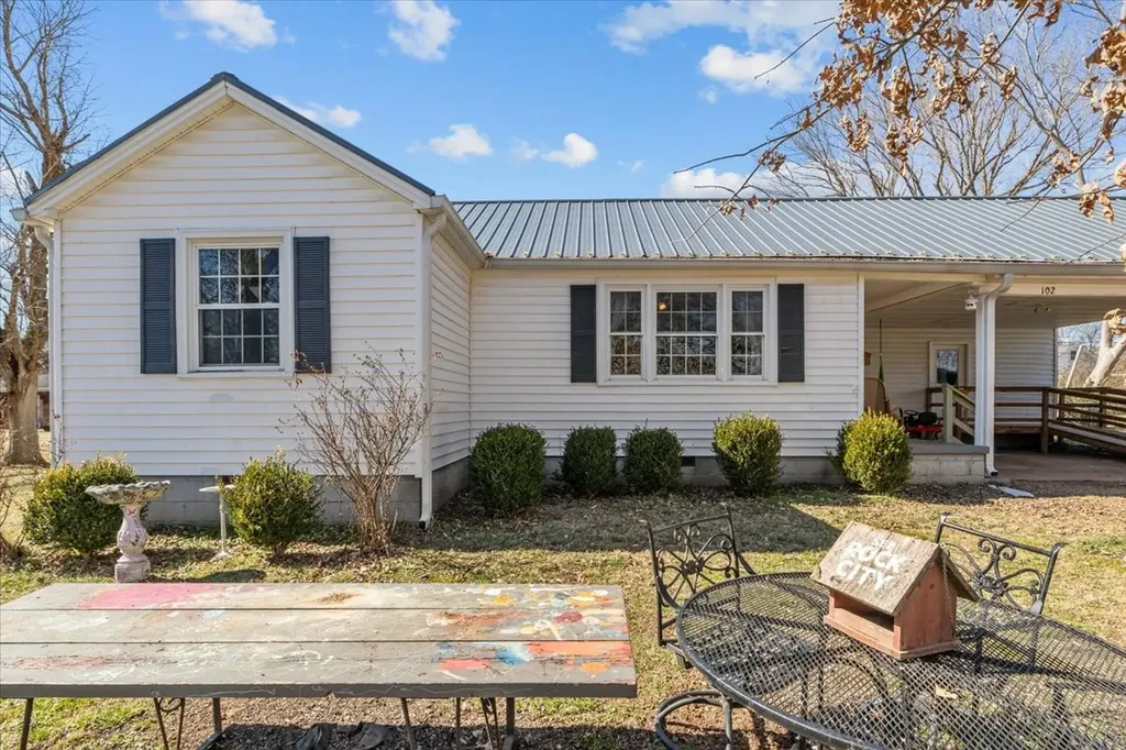 102 Sutton Avenue Waverly TN 37185