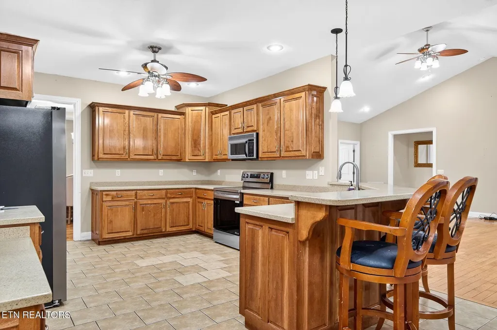 1945 W Creston Road Crossville TN 38571