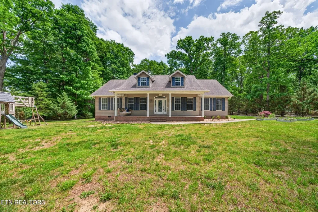 1945 W Creston Road Crossville TN 38571