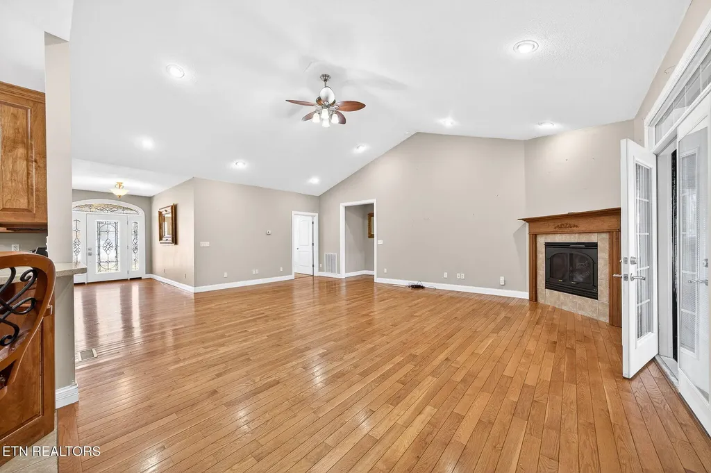 1945 W Creston Road Crossville TN 38571