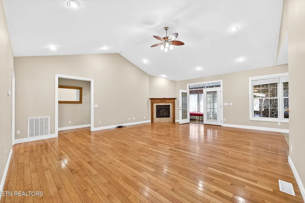 1945 W Creston Road Crossville TN 38571