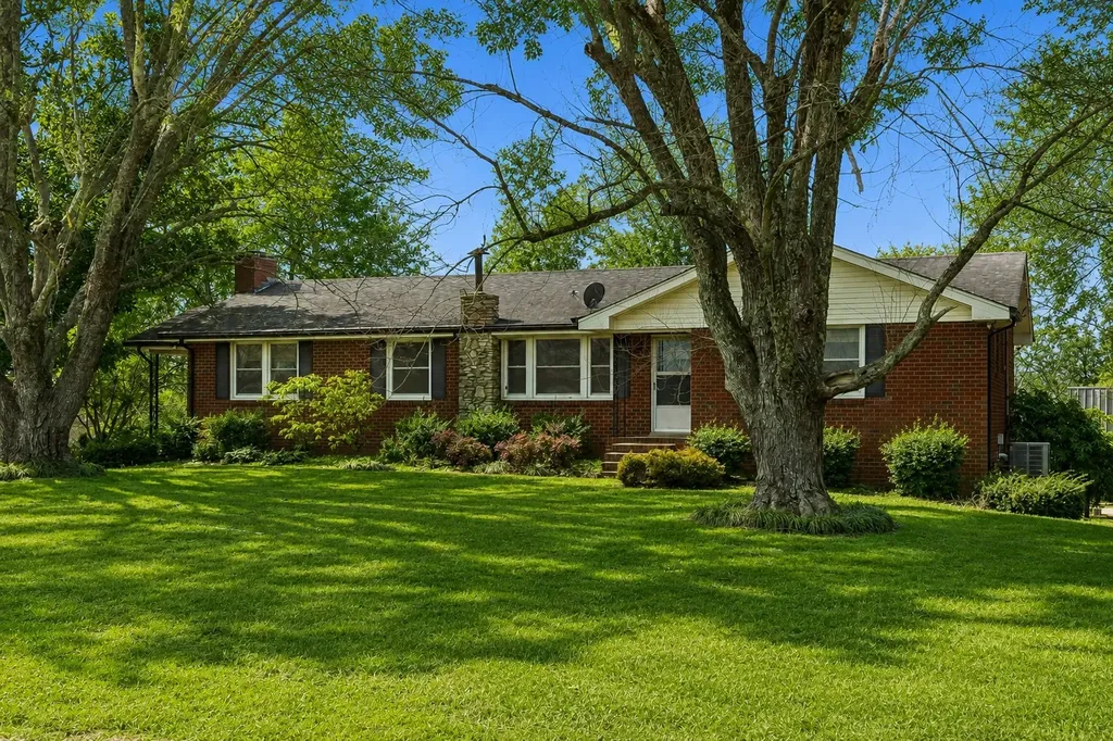 526 W Boiling Springs Road Portland TN 37148