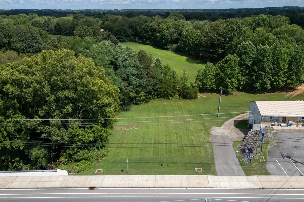 3336 31w Highway White House TN 37188