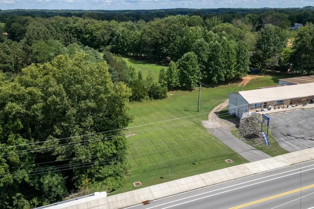3336 31w Highway White House TN 37188