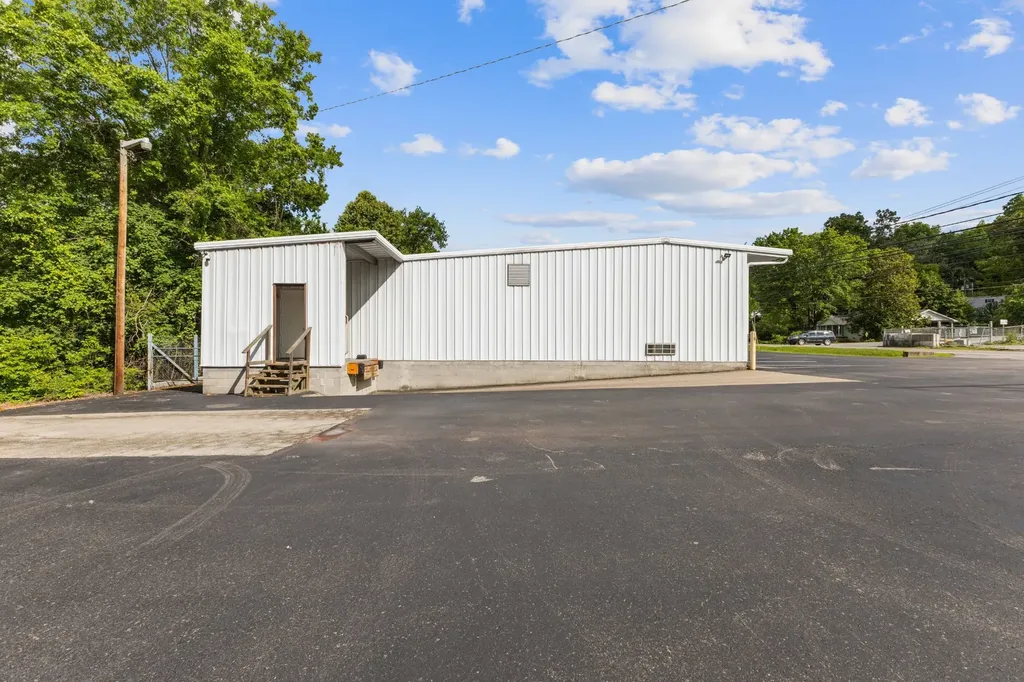 1094 N Main Street Ashland City TN 37015