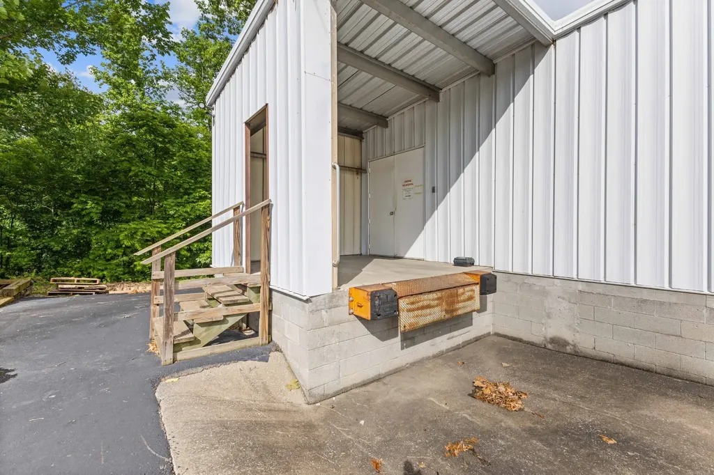 1094 N Main Street Ashland City TN 37015
