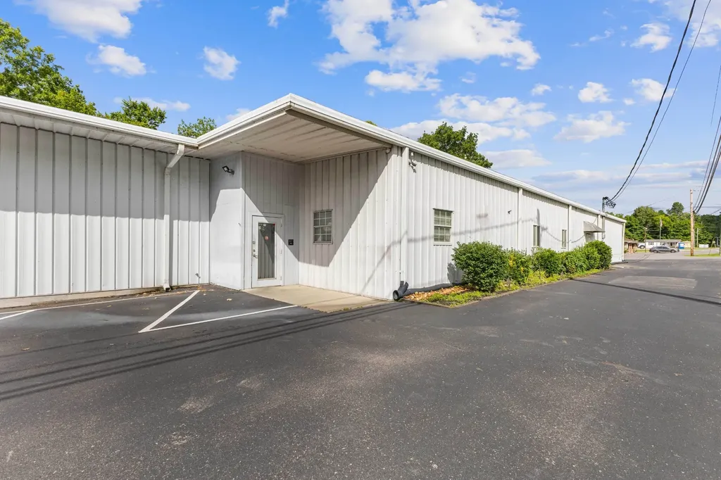 1094 N Main Street Ashland City TN 37015