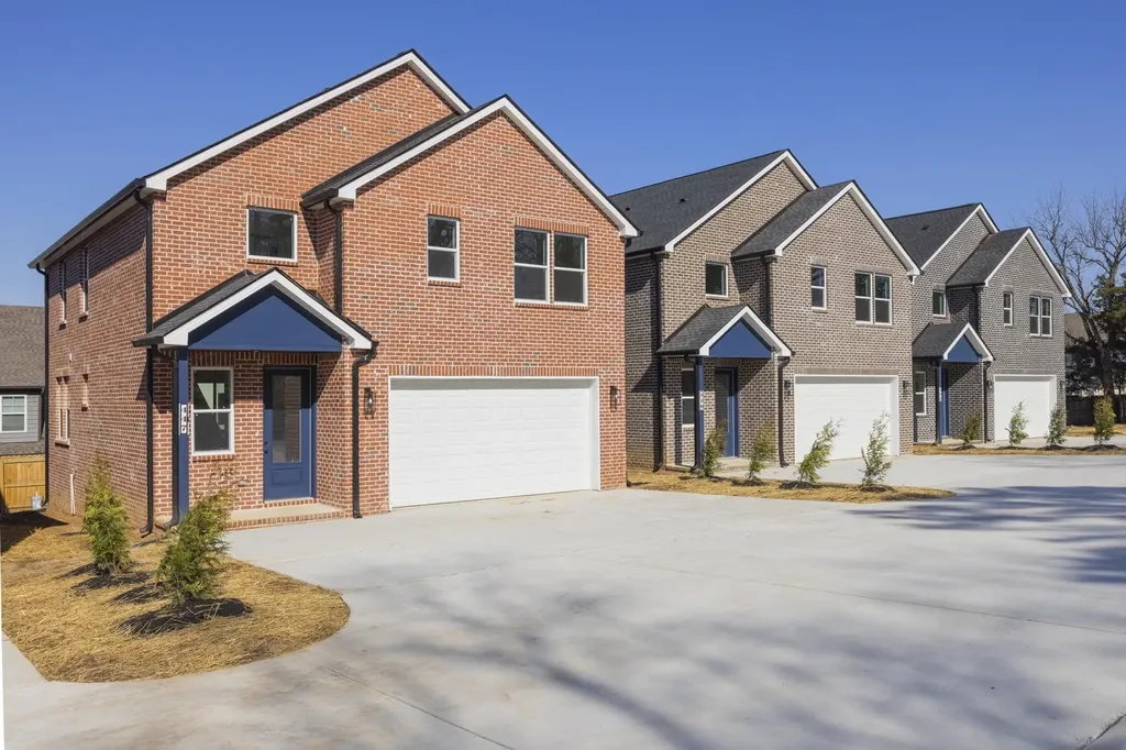 449 Sandhill Road, E La Vergne TN 37086