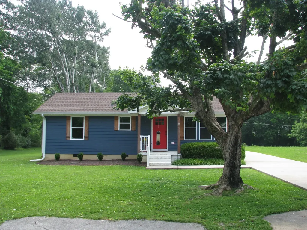 101 Simpson Avenue Waverly TN 37185