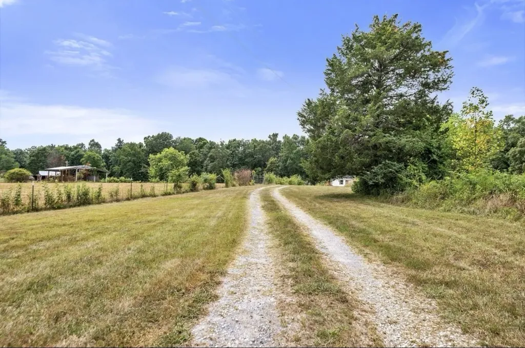 10498 Missionary Ridge Road Bon Aqua TN 37025
