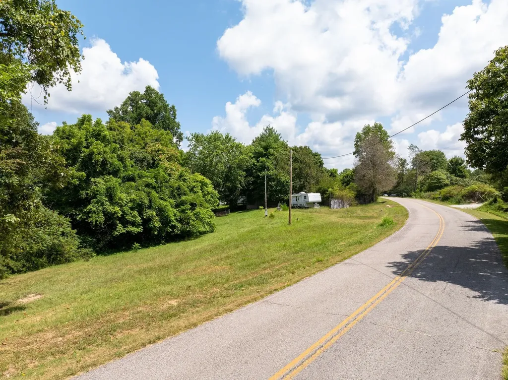 1374 Deal Road Burns TN 37029