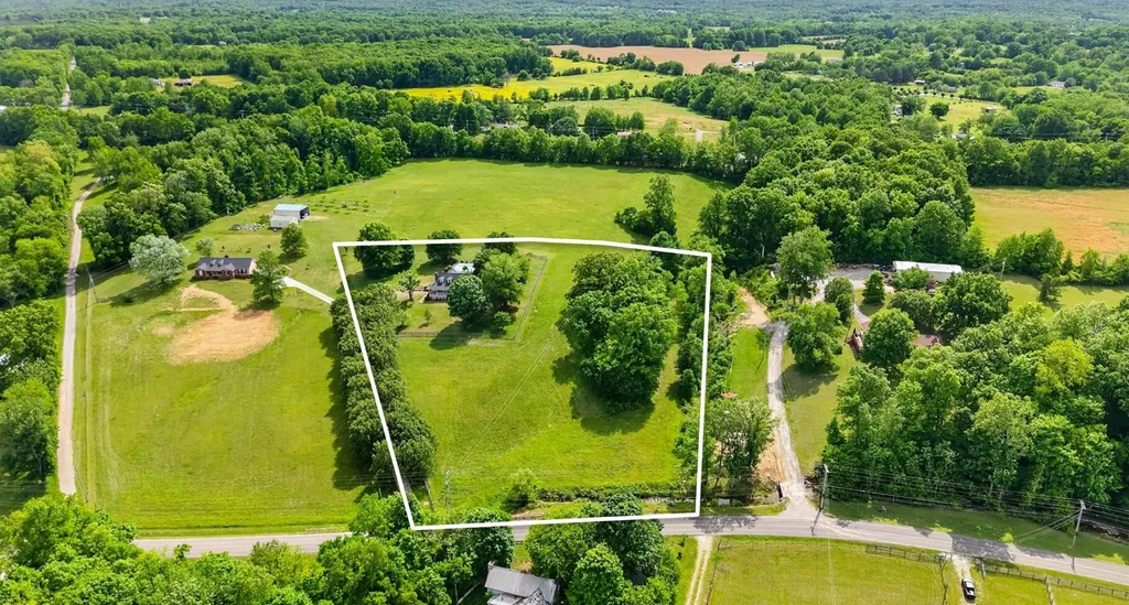 3146 Old Greenbrier Pike Greenbrier TN 37073