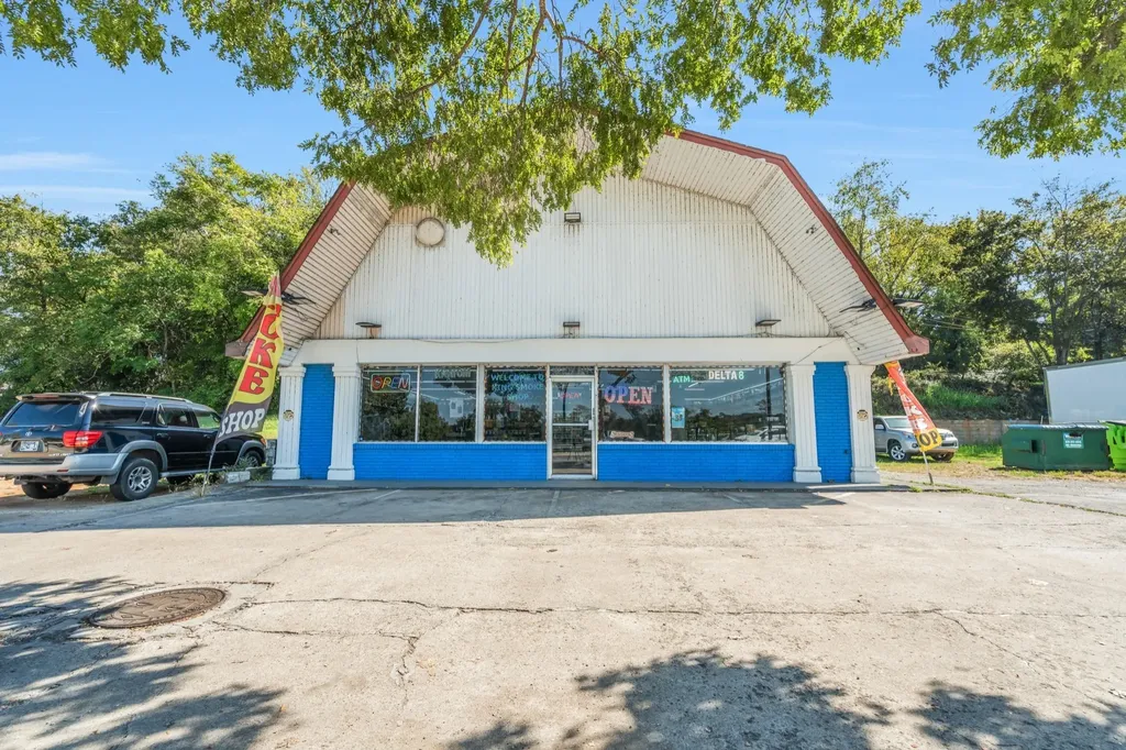 211 N Riverside Drive Clarksville TN 37040