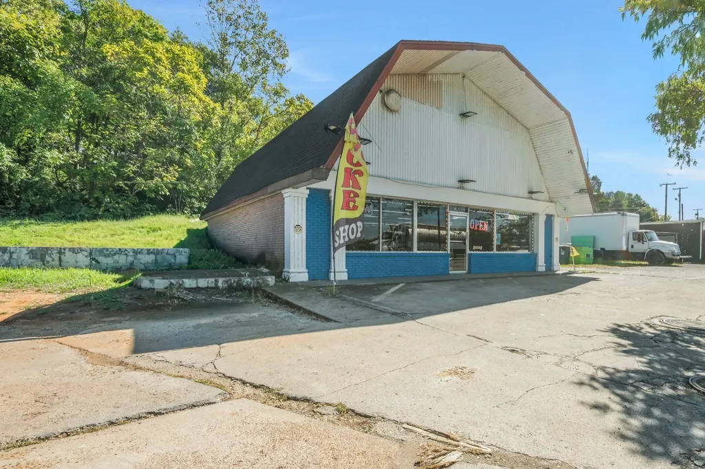 211 N Riverside Drive Clarksville TN 37040