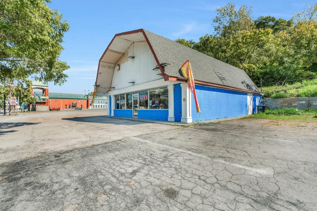 211 N Riverside Drive Clarksville TN 37040