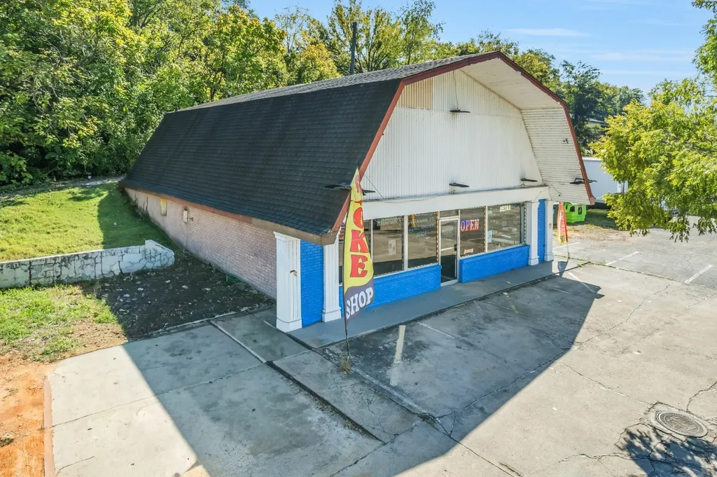 211 N Riverside Drive Clarksville TN 37040