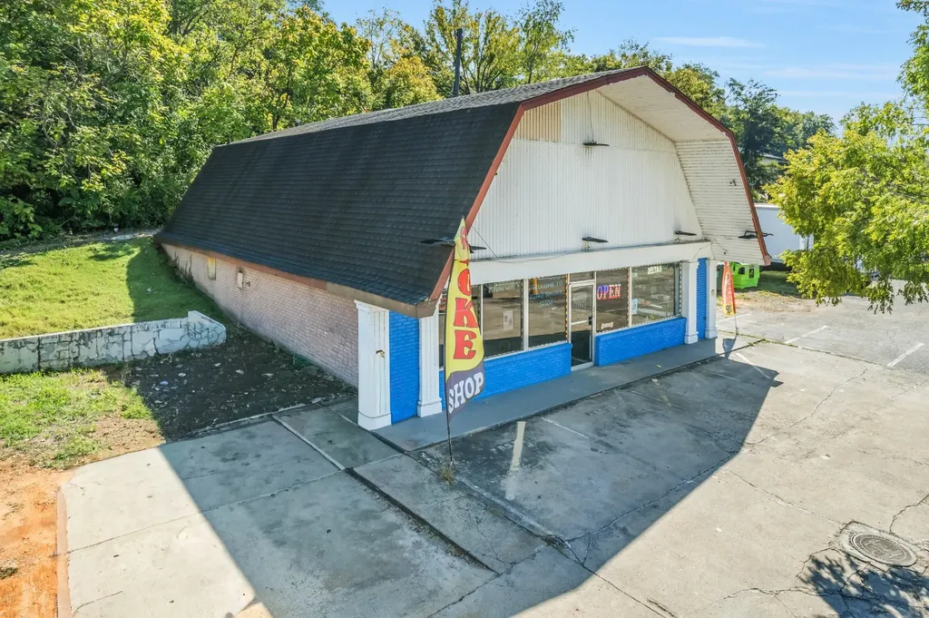 207 N Riverside Drive Clarksville TN 37040