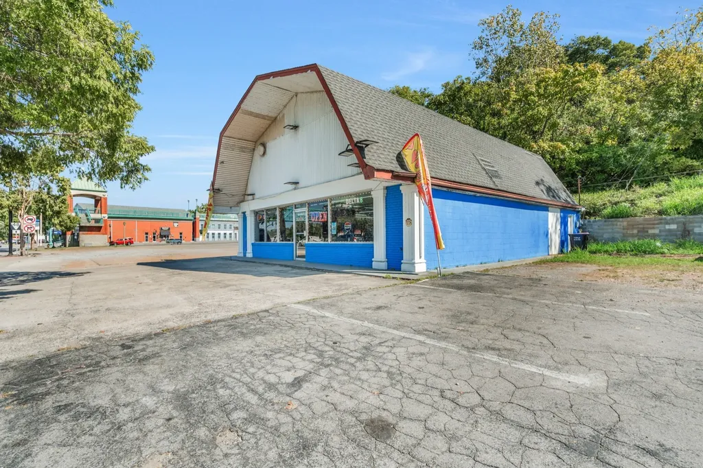 207 N Riverside Drive Clarksville TN 37040