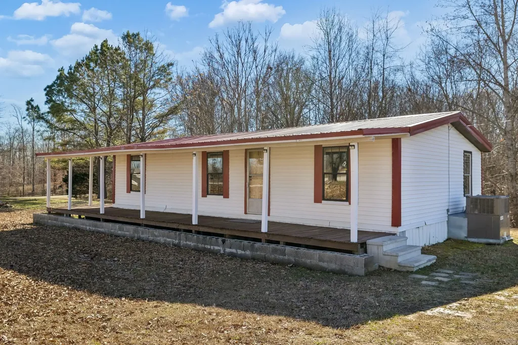 1053 Pack Road White Bluff TN 37187