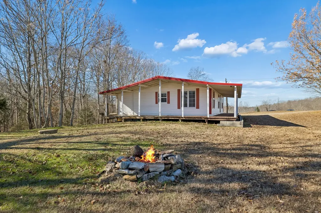 1053 Pack Road White Bluff TN 37187