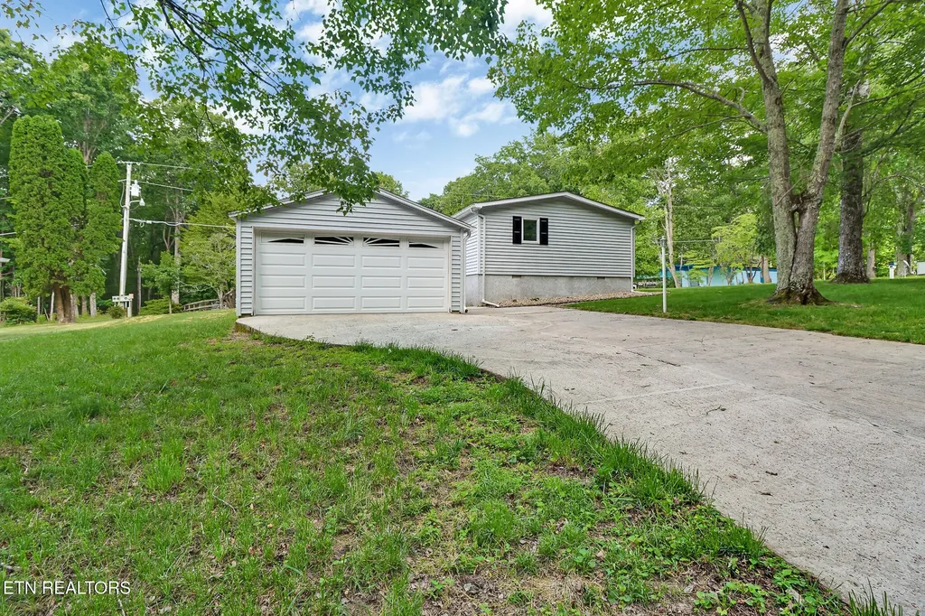 20 Robin Hood Lane Crossville TN 38558