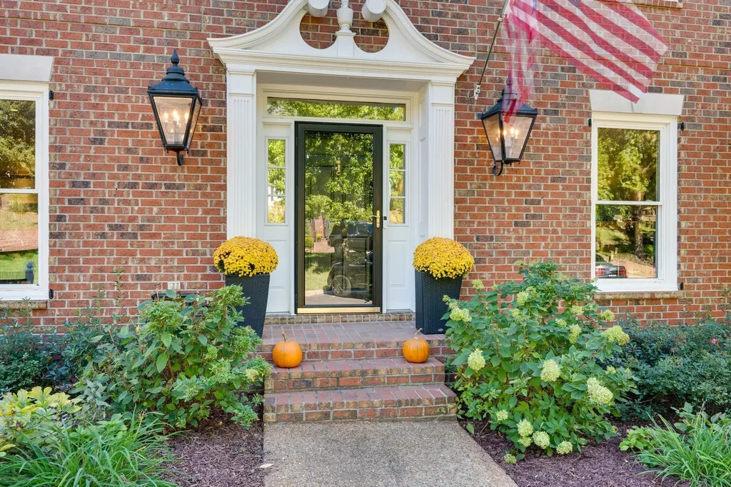 65 Ravenwood Hills Circle Nashville TN 37215