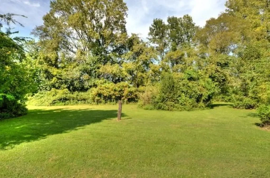 2813 Hwy 31 W White House TN 37188