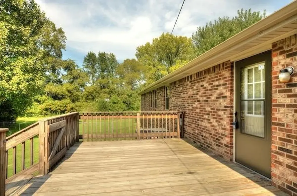 2813 Hwy 31 W White House TN 37188