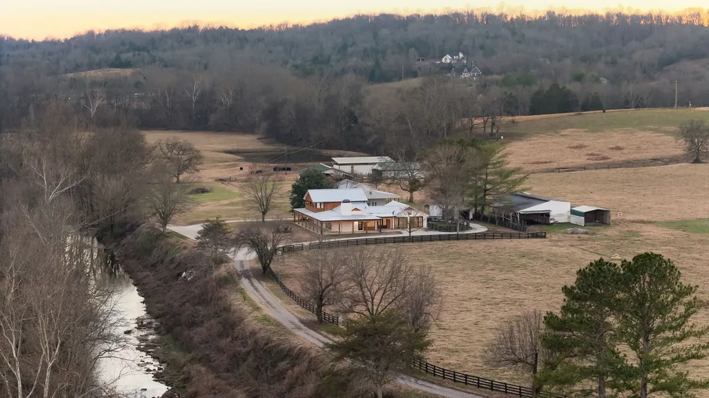 4824 Leipers Creek Road Williamsport TN 38487