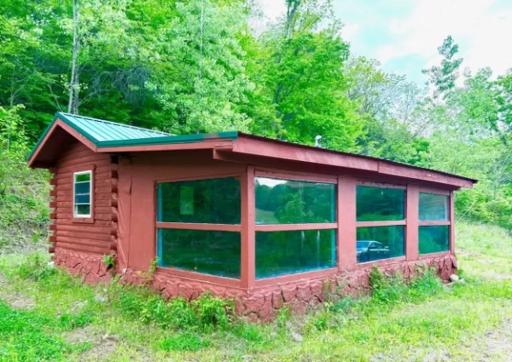 221 Friendship Hollow Road, S Pleasant Shade TN 37145