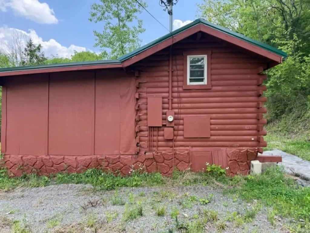 221 Friendship Hollow Road, S Pleasant Shade TN 37145