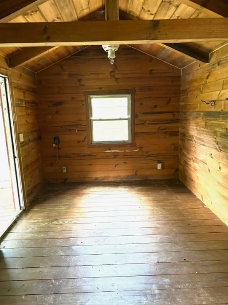 221 Friendship Hollow Road, S Pleasant Shade TN 37145