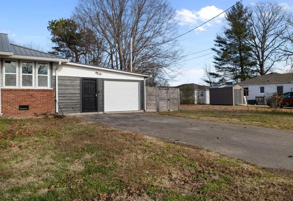 202 Parkway, W Dickson TN 37055