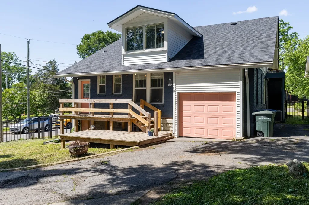 610 5th Ave, W Springfield TN 37172
