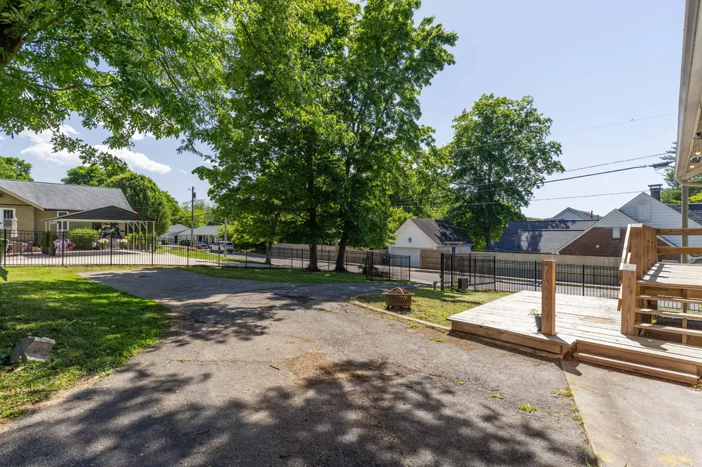 610 5th Ave, W Springfield TN 37172