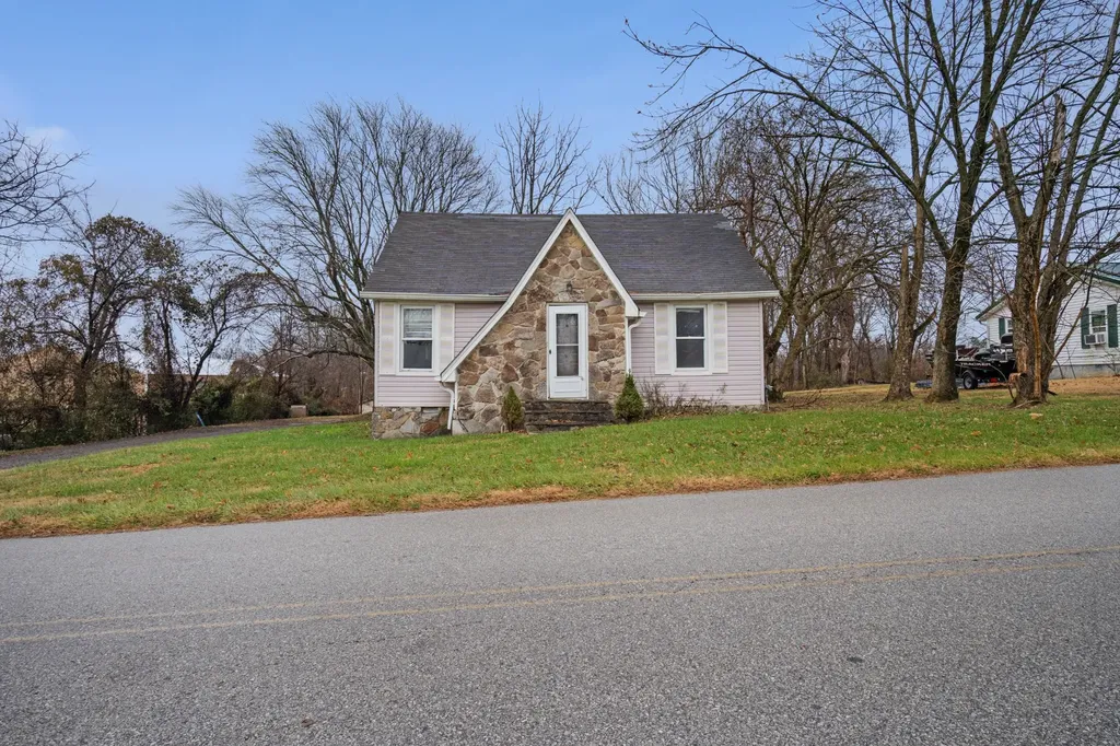 699 Oak Street Lafayette TN 37083