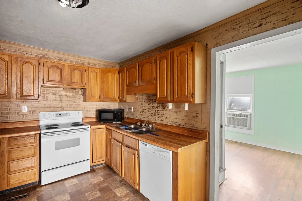 699 Oak Street Lafayette TN 37083